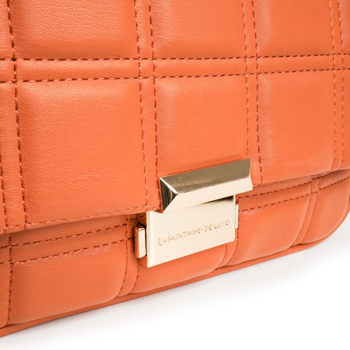 BALLO_2-Bolsa-Clutch-Napa-Nude-Almond-detalhe-Matelasse-e-Alca-Corrente-Transversal-4