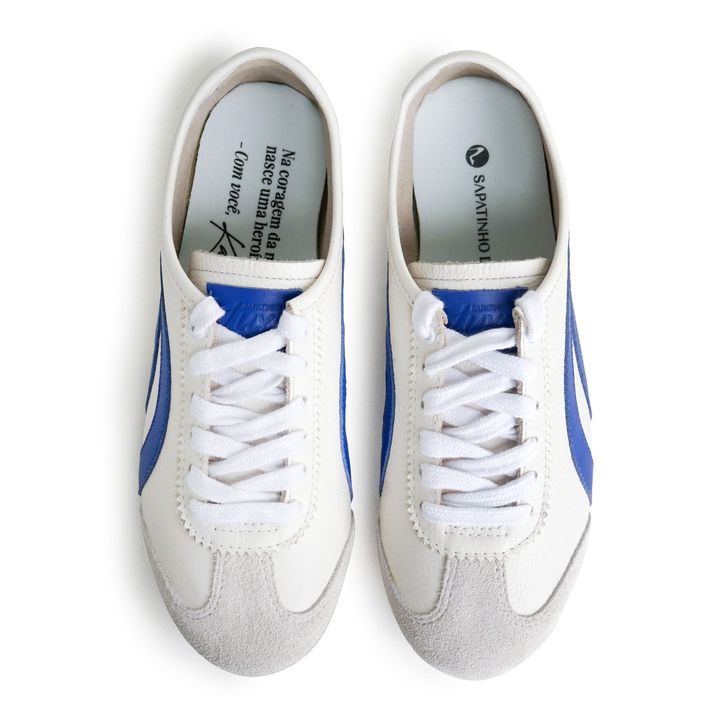 KANSAI_7-Tenis-em-Couro-Branco-com-Detalhes-Azul-Royal-e-Sola-Flat-4