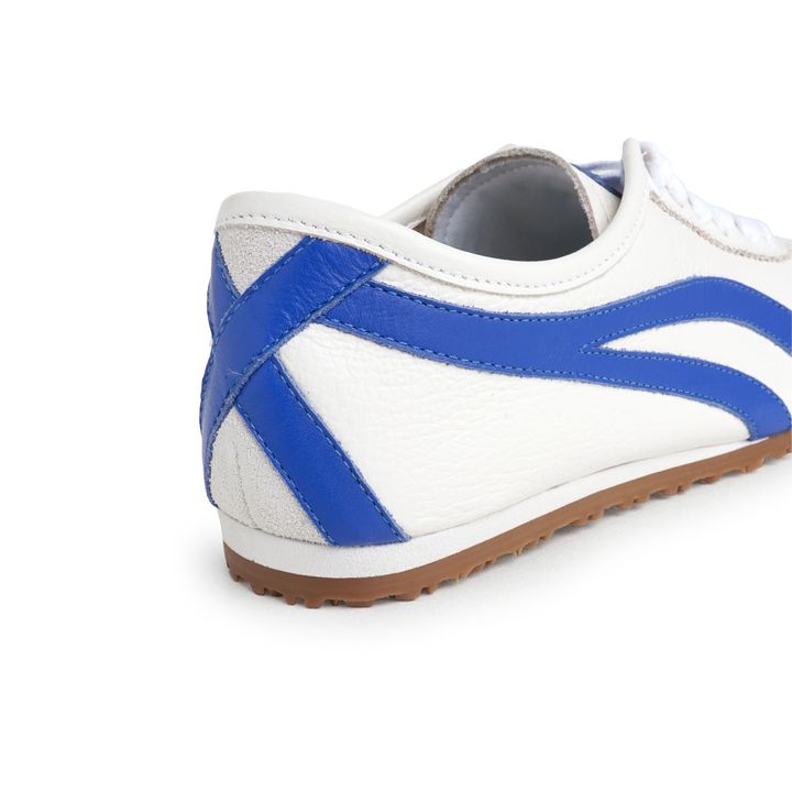 KANSAI_7-Tenis-em-Couro-Branco-com-Detalhes-Azul-Royal-e-Sola-Flat-6