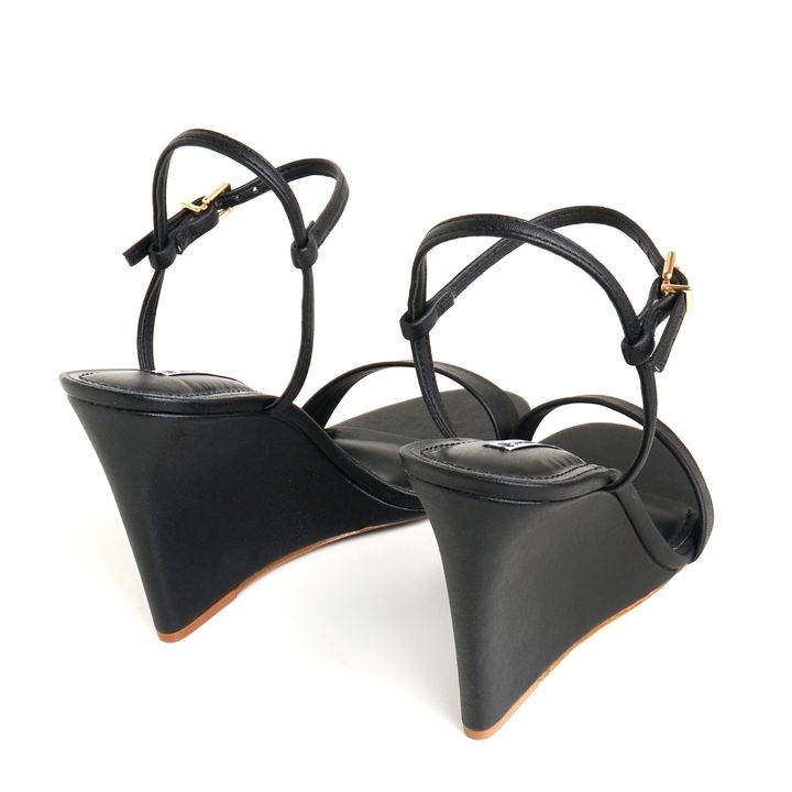 LIZIE_1-Sandalia-Anabela-Preto-Tira-unica-com-Bico-Redondo-e-Fivela-3
