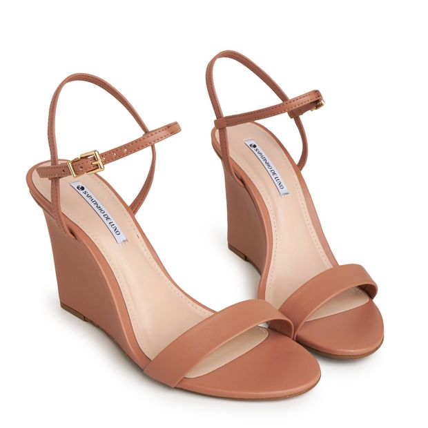 LIZIE_2-Sandalia-Anabela-Nude-Mocha-Tira-unica-com-Bico-Redondo-e-Fivela-0