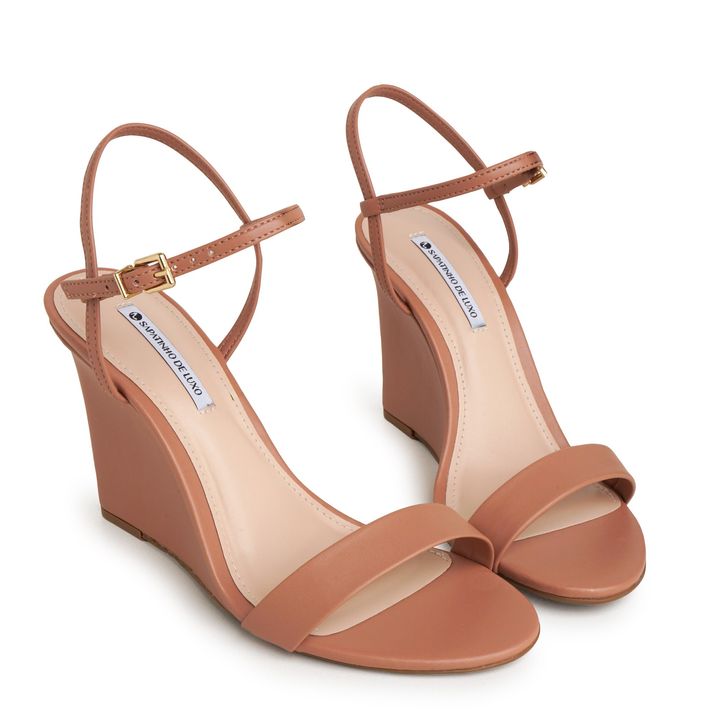 LIZIE_2-Sandalia-Anabela-Nude-Mocha-Tira-unica-com-Bico-Redondo-e-Fivela-0