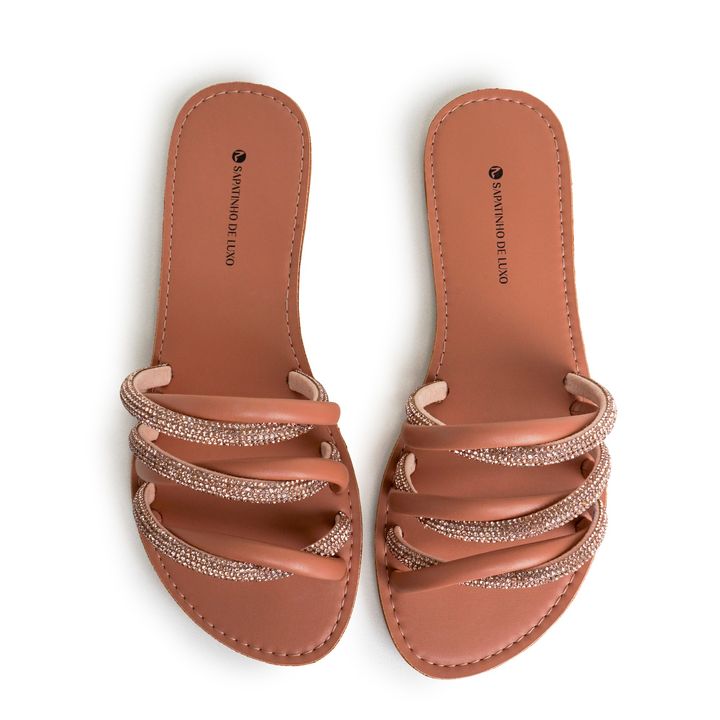 10040.20_4-Rasteira-Nude-Mocha-com-Tres-Tiras-de-Strass-Brilho-e-Bico-Redondo-4