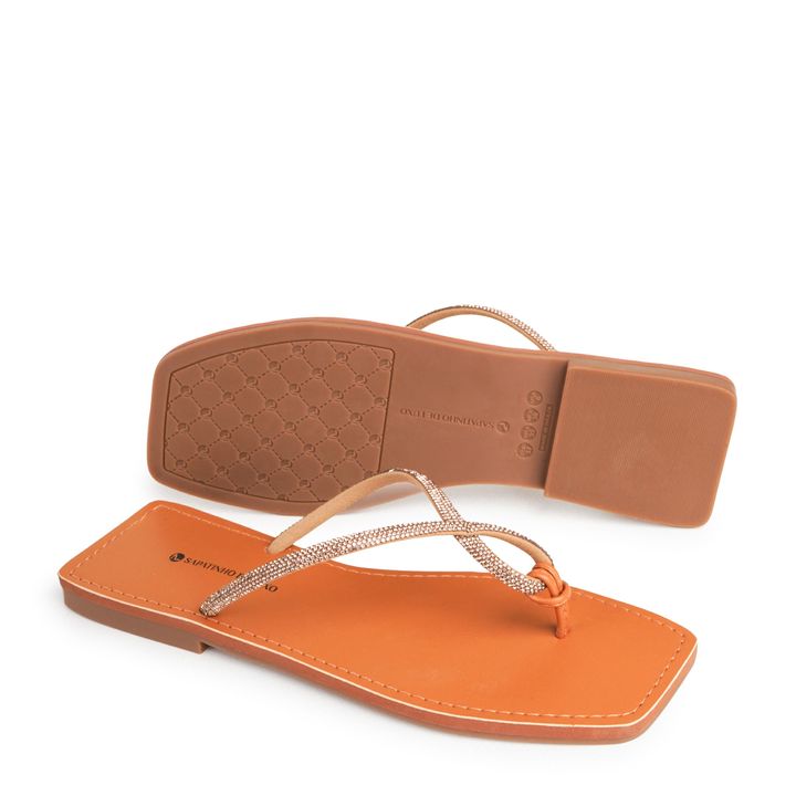 SUTTON_2-Rasteira-Flat-Nude-Almond-com-Tiras-com-Pedras-Strass-1