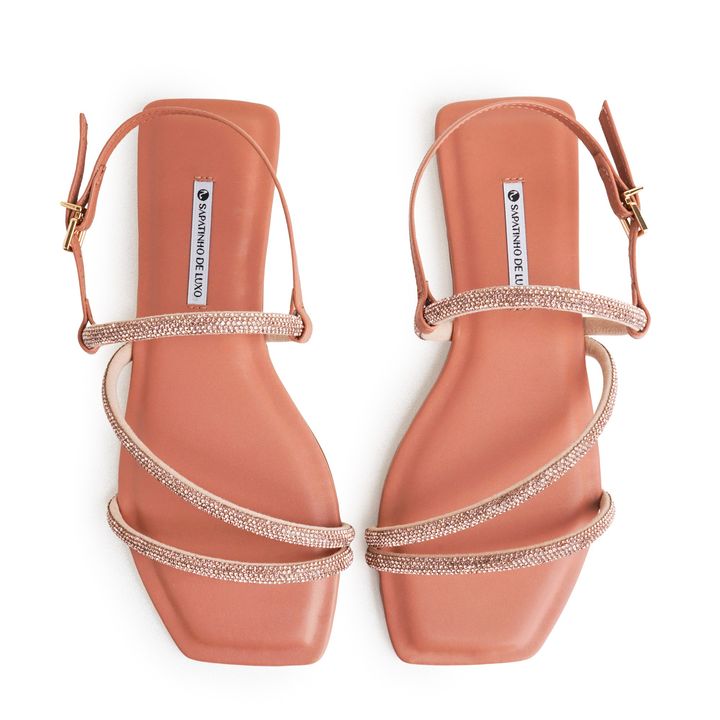 1380-323_2-Rasteira-Sandalia-Nude-Mocha-com-Tres-Tiras-Strass-Brilho-e-Fivela-Ajustavel-4