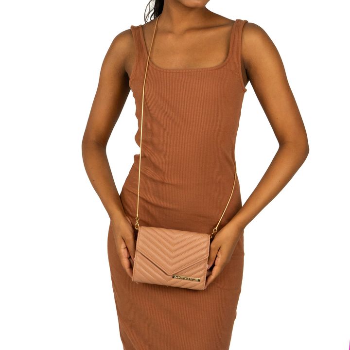 LAURIA_2-Bolsa-Tiracolo-Nude-Amendoa-Com-Alca-Transversal-Corrente-e-Metais-Dourados-5