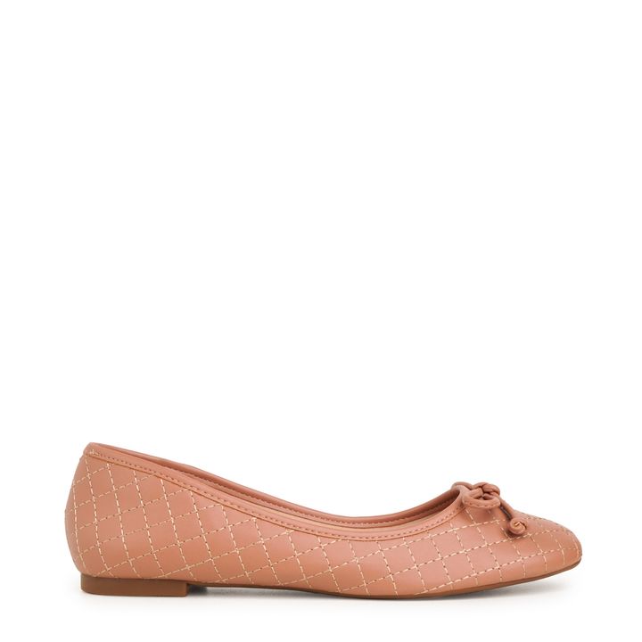 CANELLI_3-Sapatilha-Nude-Mocha-Bico-Redondo-com-Laco-e-Costura-Matelasse-2