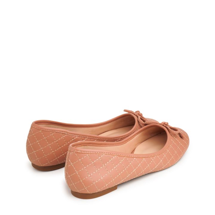 CANELLI_3-Sapatilha-Nude-Mocha-Bico-Redondo-com-Laco-e-Costura-Matelasse-3