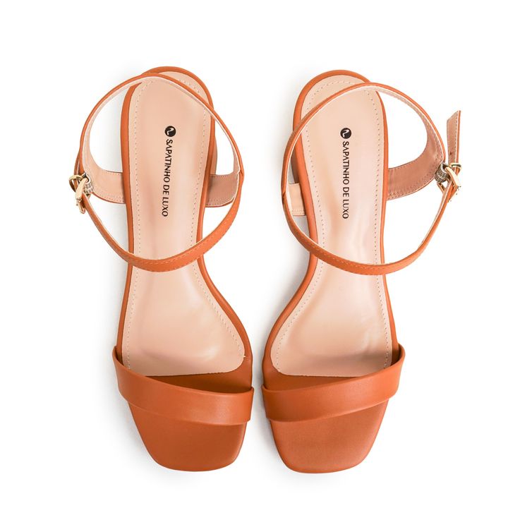 GELLES_3-Sandalia-Nude-Almond-Salto-Medio-Bloco-com-Tira-Unica-larga-e-Fivela-4